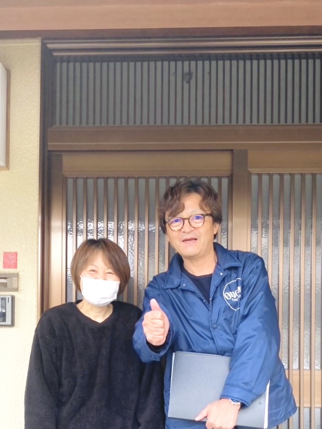サンルーム屋根パネル工事　施工後お客様との写真